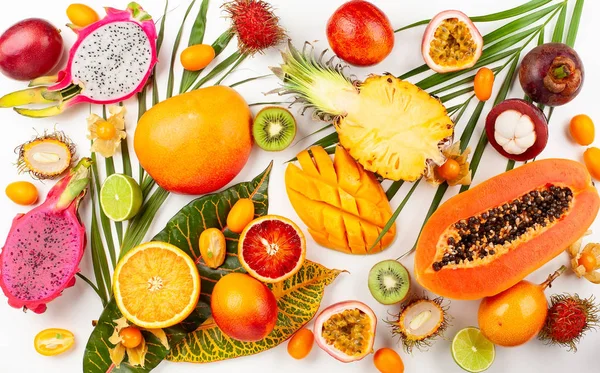 Натюрморт со свежими экзотическими фруктами на пальмовом листке . — стоковое фото