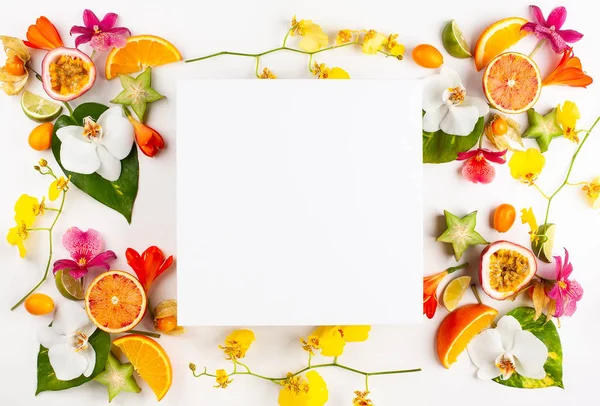 Kolorowy wzór całości i plasterkach egzotycznych owoców z tropikalną — Zdjęcie stockowe