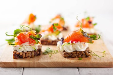 Tütsülenmiş somonlu mini kanepeler