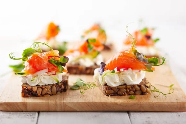 Mini canapés com salmão defumado — Fotografia de Stock