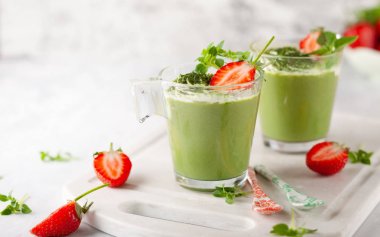 Matcha yeşil çay panna cotta
