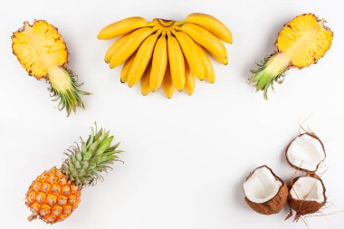 Beyaz arka planda egzotik meyveler ile yaz kompozisyon.