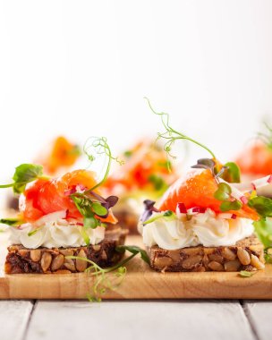 Tütsülenmiş somonlu mini kanepeler