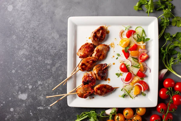 Brochettes de viande grillées avec salade d'été . — Photo