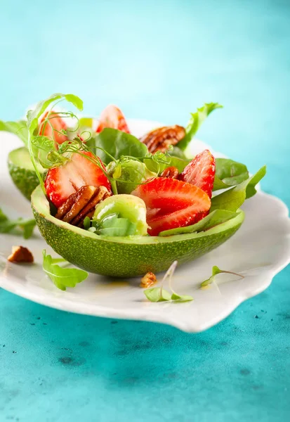 Gevulde avocado met aardbeien en moer . — Stockfoto