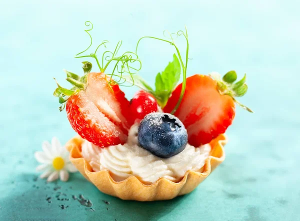 Summer berry tartlets  with cream and fresh berries. — Stock Photo, Image
