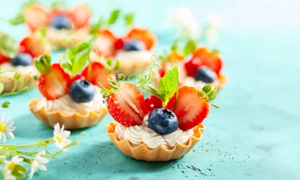 Tartaletas de bayas de verano con crema y bayas frescas . —  Fotos de Stock