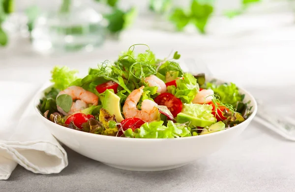 Fresh summer salad with shrimp, avocado and tomato — Stock Photo, Image