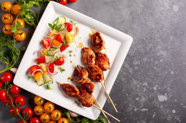 Yaz salatası ile ızgara et şişler.