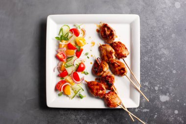 Yaz salatası ile ızgara et şişler.