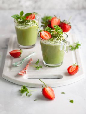 Matcha yeşil çay panna cotta