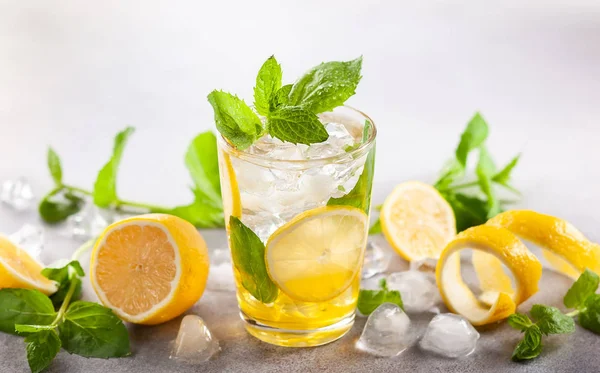 Homemade refreshing summer lemonade . — Stock Photo, Image