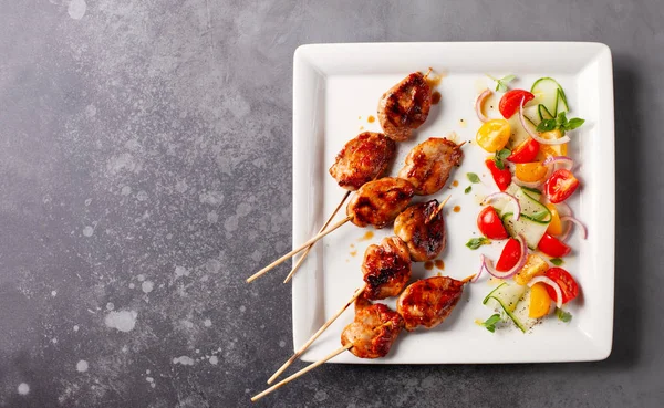 Brochettes de viande grillées avec salade d'été . — Photo