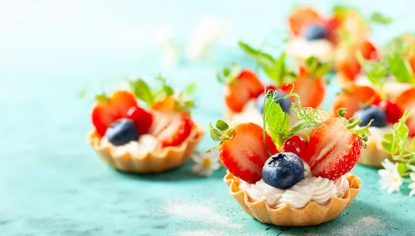 Tartaletas de bayas de verano con crema y bayas frescas . —  Fotos de Stock