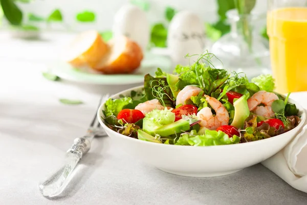 Fresh summer salad with shrimp, avocado and tomato — Stock Photo, Image