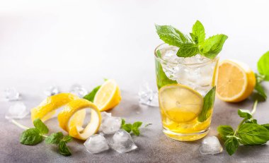 Ev yapımı ferahlatıcı yaz limonata .