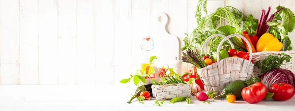 Nature morte avec divers types de légumes frais — Photo