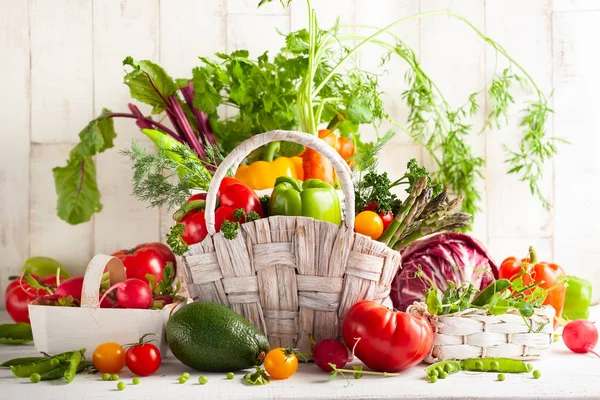 Naturaleza muerta con varios tipos de verduras frescas —  Fotos de Stock