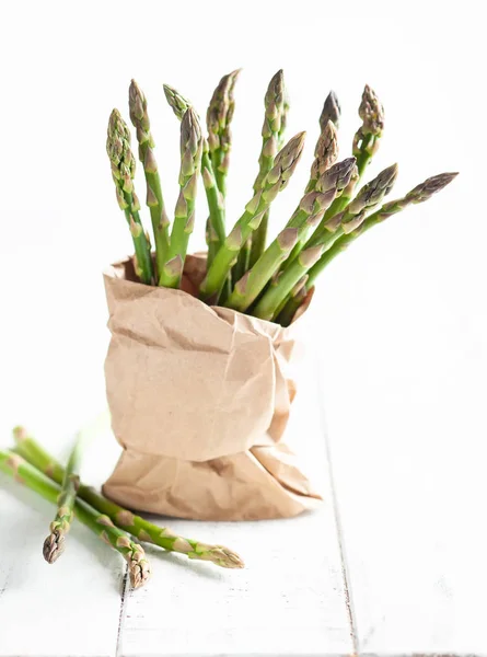 Un mazzo di asparagi verdi in sacchetto di carta — Foto Stock