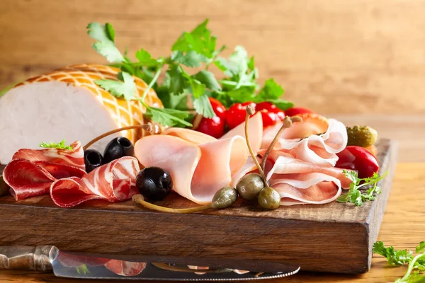 Assorti av skivad Jamon, salami, skinka med oliver, kapris, Pickle — Stockfoto