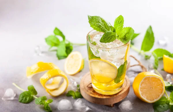 Homemade refreshing summer lemonade . — Stock Photo, Image