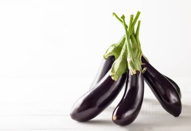 Beyaz ahşap masada taze patlıcan.