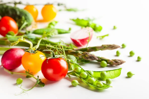 Färska gröna ärtor, rädisor, grön sparris, tomater — Stockfoto