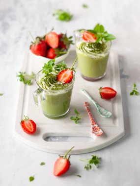 Matcha yeşil çay panna cotta