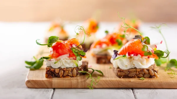 Minihapjes met gerookte zalm — Stockfoto