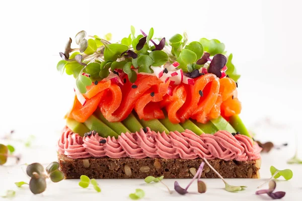 Gourmet sandwich met gerookte zalm, avocado, bieten hummus en s — Stockfoto