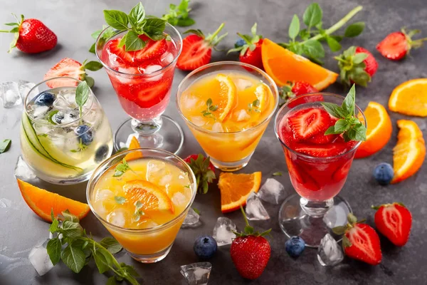 Valikoima kesä alkoholittomat cocktailit . — kuvapankkivalokuva