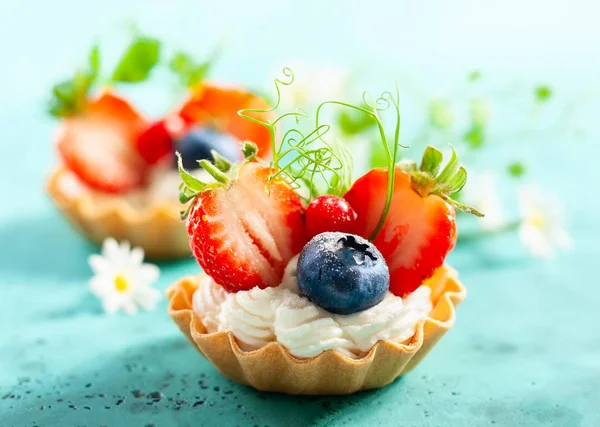 Літні ягідні тарталетки з вершками та свіжими ягодами . — стокове фото