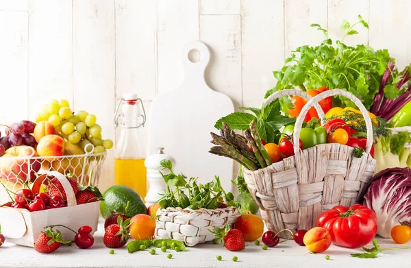 Bodegón con varios tipos de verduras frescas, frutas y ser — Foto de Stock