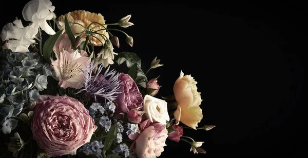 Mooie bos van kleurrijke bloemen op zwarte achtergrond — Stockfoto