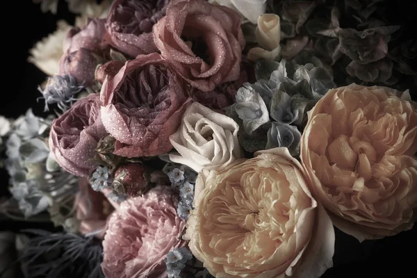 Mooie bos van kleurrijke bloemen op zwarte achtergrond in vinta — Stockfoto