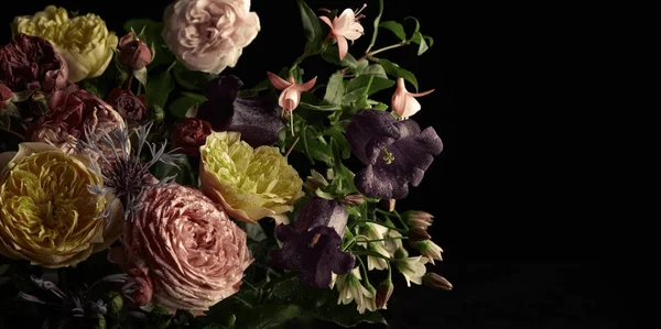 Mooie bos van kleurrijke bloemen op zwarte achtergrond in vinta — Stockfoto