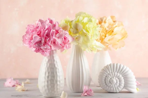 Bouquets de belles hortensias dans des vases — Photo