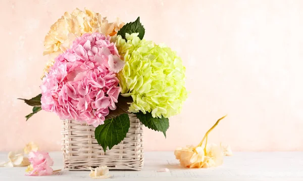 Bouquet di bella ortensia nel cestino — Foto Stock