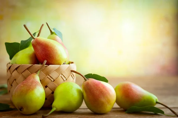 Fresh pears in basket — Stock Photo, Image