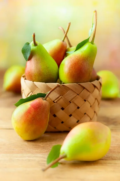 Peras frescas en la cesta —  Fotos de Stock