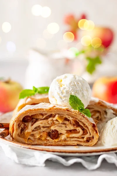 Apple strudel — Stock Photo, Image