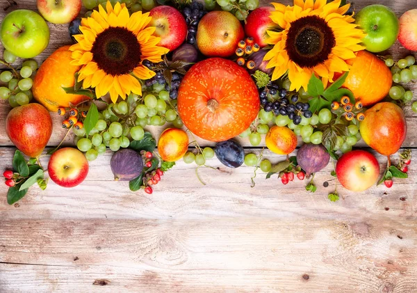 Φθινοπωρινό φόντο με κολοκύθες, φρούτα και φθινοπωρινά φύλλα — Φωτογραφία Αρχείου