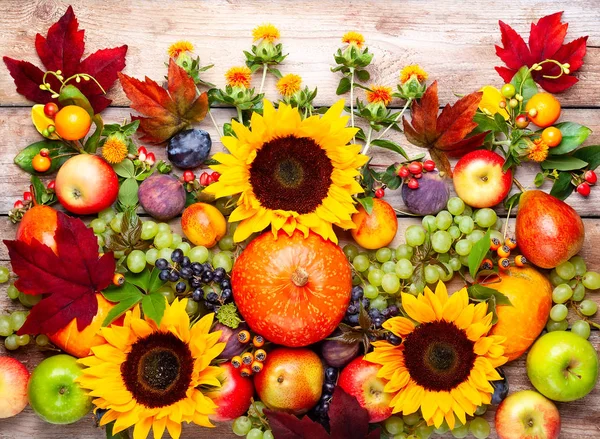 Tacksägelse bakgrund med höst pumpor, frukter och blommor — Stockfoto