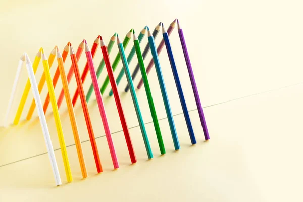 Färgpennor på ljusgul bakgrund med kopierings utrymme. — Stockfoto