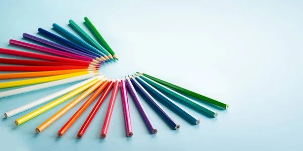 Χρωματικά μολύβια σε ανοιχτό μπλε φόντο — Φωτογραφία Αρχείου