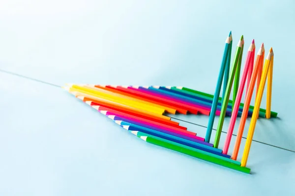 Barevné tužky nastavené na světle modré pozadí — Stock fotografie