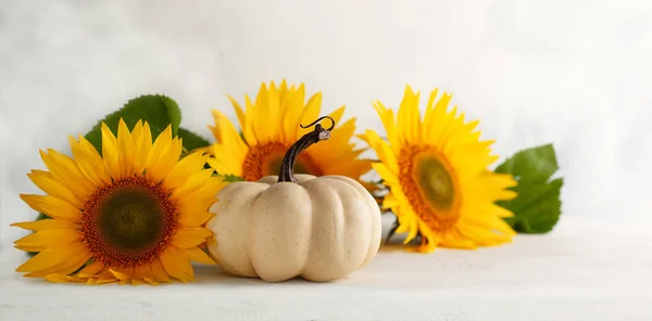 Herbst-Stillleben mit Sonnenblumen und weißem Kürbis — Stockfoto