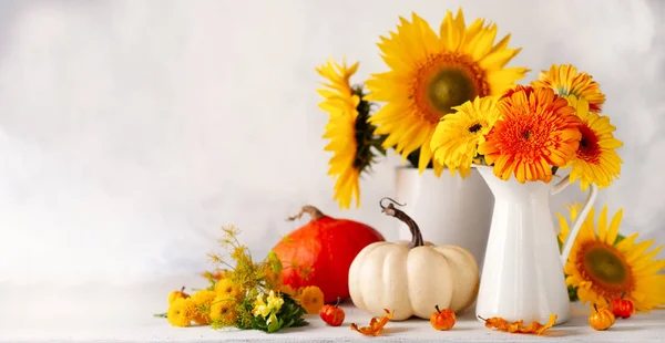 Hermosa naturaleza muerta de otoño con ramo de harinas rojas y amarillas —  Fotos de Stock