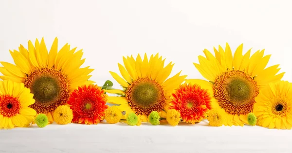 Hermosa naturaleza muerta de otoño con girasoles, flores rojo-amarillas —  Fotos de Stock