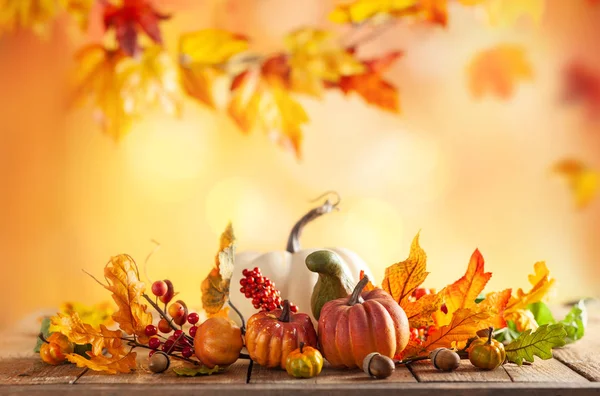 Fondo de otoño de hojas caídas y calabazas en vint de madera — Foto de Stock
